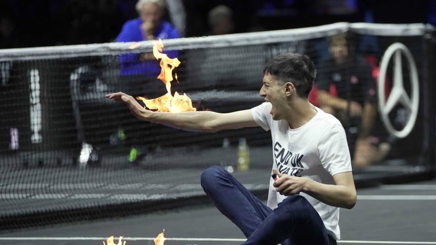 Manifestante se prende fuego en un brazo durante Copa Laver Manifestante se prende fuego en un brazo durante Copa Laver