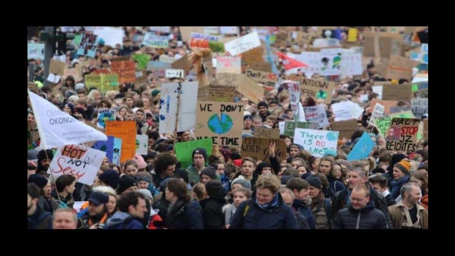 Decenas de miles de personas en Alemania piden actuar contra crisis climática Decenas de miles de personas en Alemania piden actuar contra crisis climática