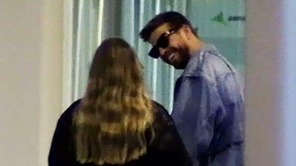 Gerard Piqué es captado con Clara Chía disfrutando de su amor en París