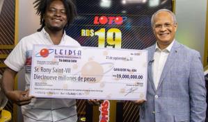 Nacional haitiano que gan&oacute; la Loto por segunda vez recibe premio