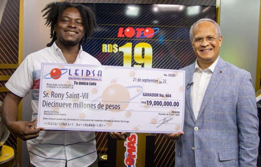 Nacional haitiano que ganó la Loto por segunda vez recibe premio