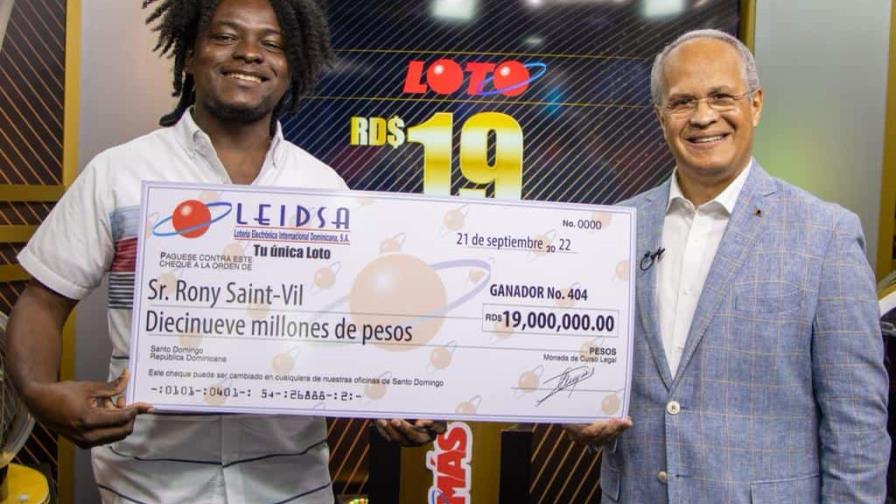 Nacional haitiano que ganó la Loto por segunda vez recibe premio