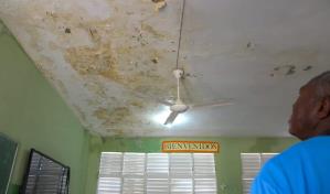 Más de 150 estudiantes de liceo en Santiago no han empezado el año escolar por filtraciones en aulas