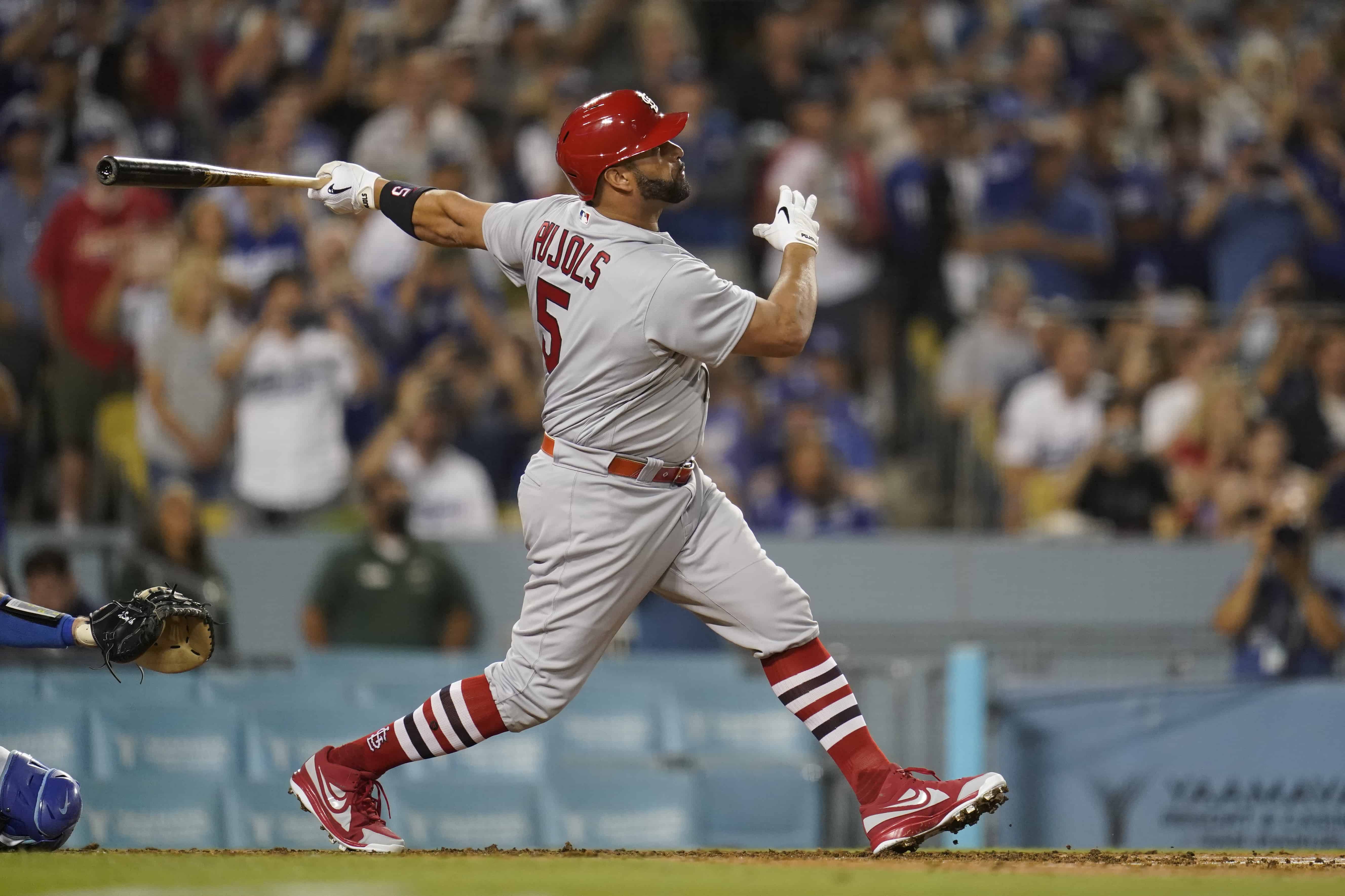 El bateador designado de los Cardenales de San Luis, Albert Pujols (5), pega un jonrón durante el cuarto inning de un partido de béisbol contra los Dodgers de Los Ángeles, en Los Ángeles, el viernes 23 de septiembre de 2022. Brendan Donovan y Tommy Edman también anotaron. Fue el jonrón número 700 de la carrera de Pujols.