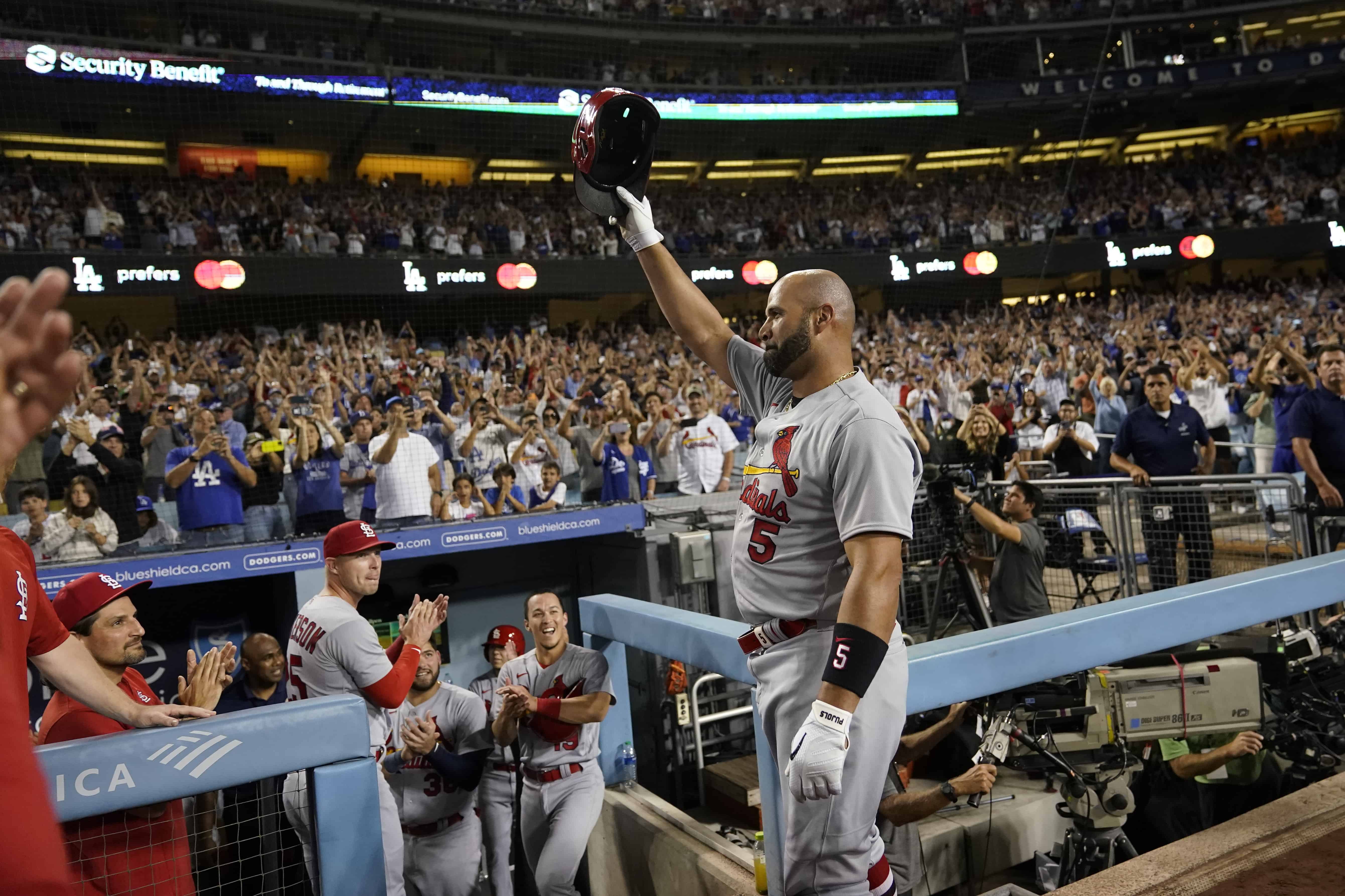 El bateador designado de los Cardenales de San Luis, Albert Pujols (5), celebra después de batear un jonrón durante el cuarto inning de un partido de béisbol contra los Dodgers de Los Ángeles, en Los Ángeles, el viernes 23 de septiembre de 2022. Brendan Donovan y Tommy Edman también anotaron. Fue el jonrón número 700 de la carrera de Pujols.