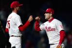 Hoskins pega jonrón y los Filis arrollan a Bravos