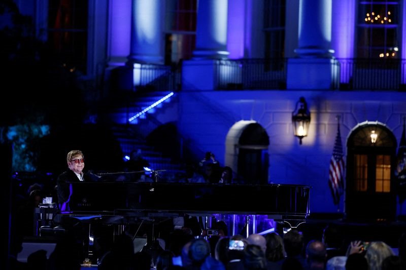 Elton John pasa por la Casa Blanca en su gira de despedida