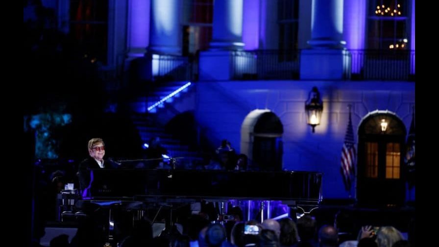 Elton John pasa por la Casa Blanca en su gira de despedida