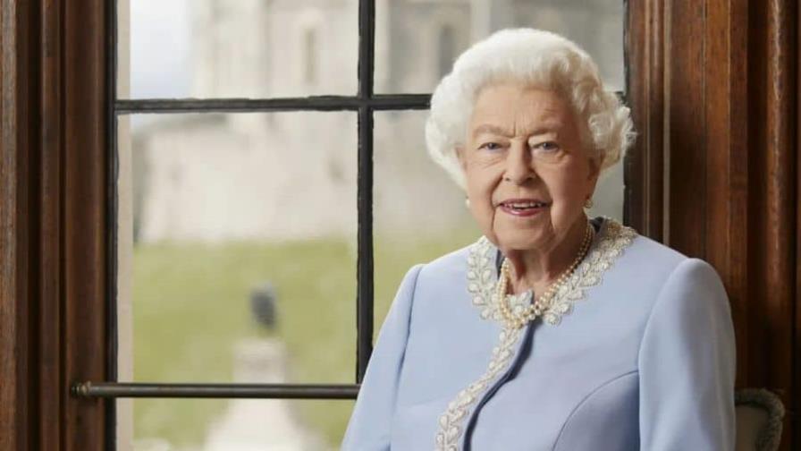 La lápida de Isabel II, oficialmente desvelada