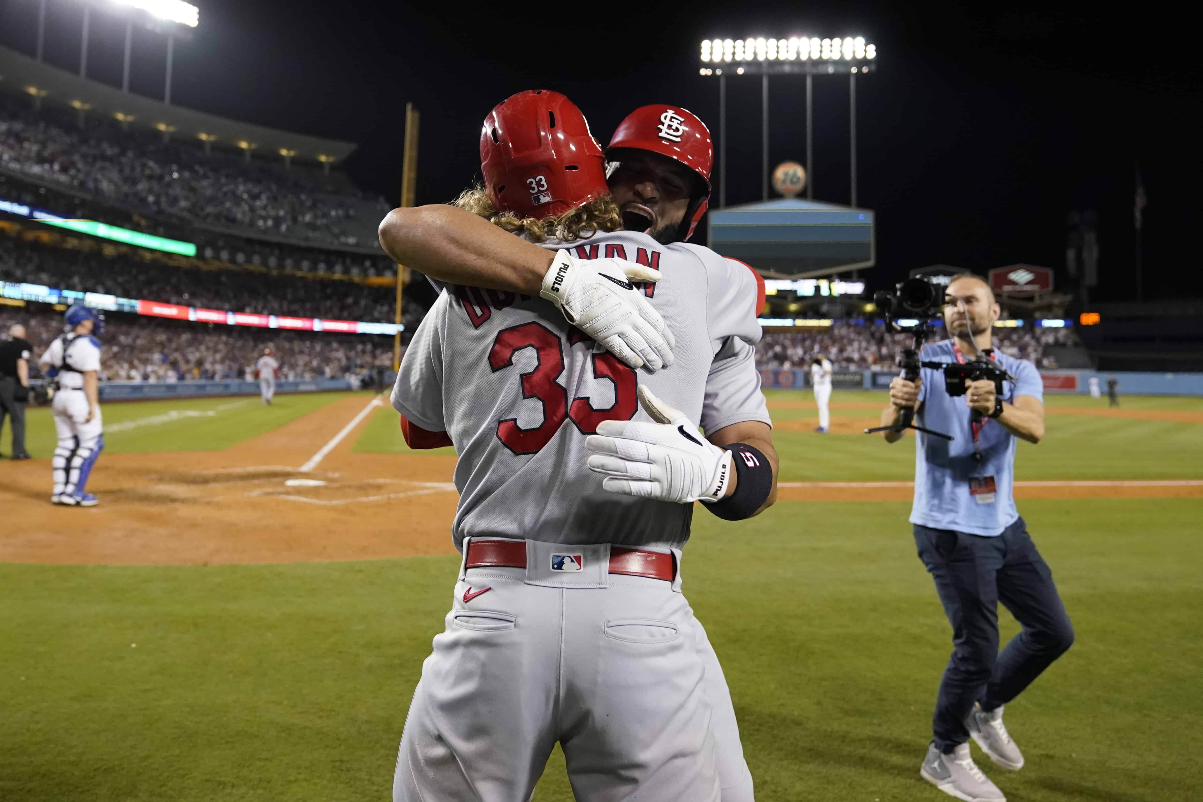El bateador designado de los Cardenales de San Luis, Albert Pujols (5), celebra con Brendan Donovan (33) luego de batear un jonrón durante la cuarta entrada de un partido de béisbol contra los Dodgers de Los Ángeles, en Los Ángeles, el viernes 23 de septiembre de 2022. Brendan Donovan y Tommy Edman también anotó. Fue el jonrón número 700 de la carrera de Pujols. 