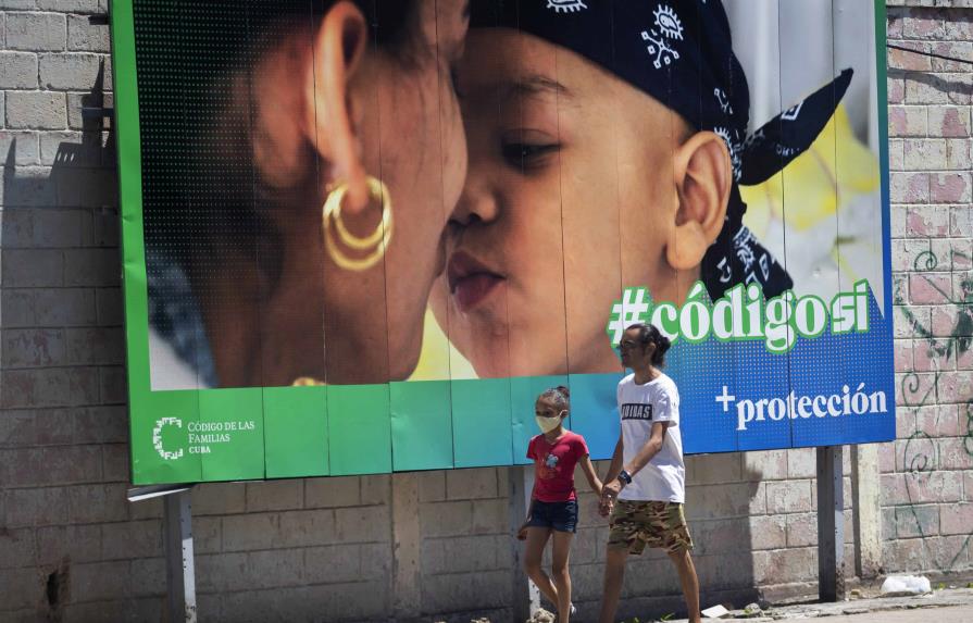 Cubanos votan en referendo por matrimonio gay y la adopción en esas parejas