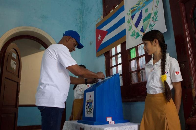 La participación en el referendo en Cuba supera el 50 % para las 14 horas