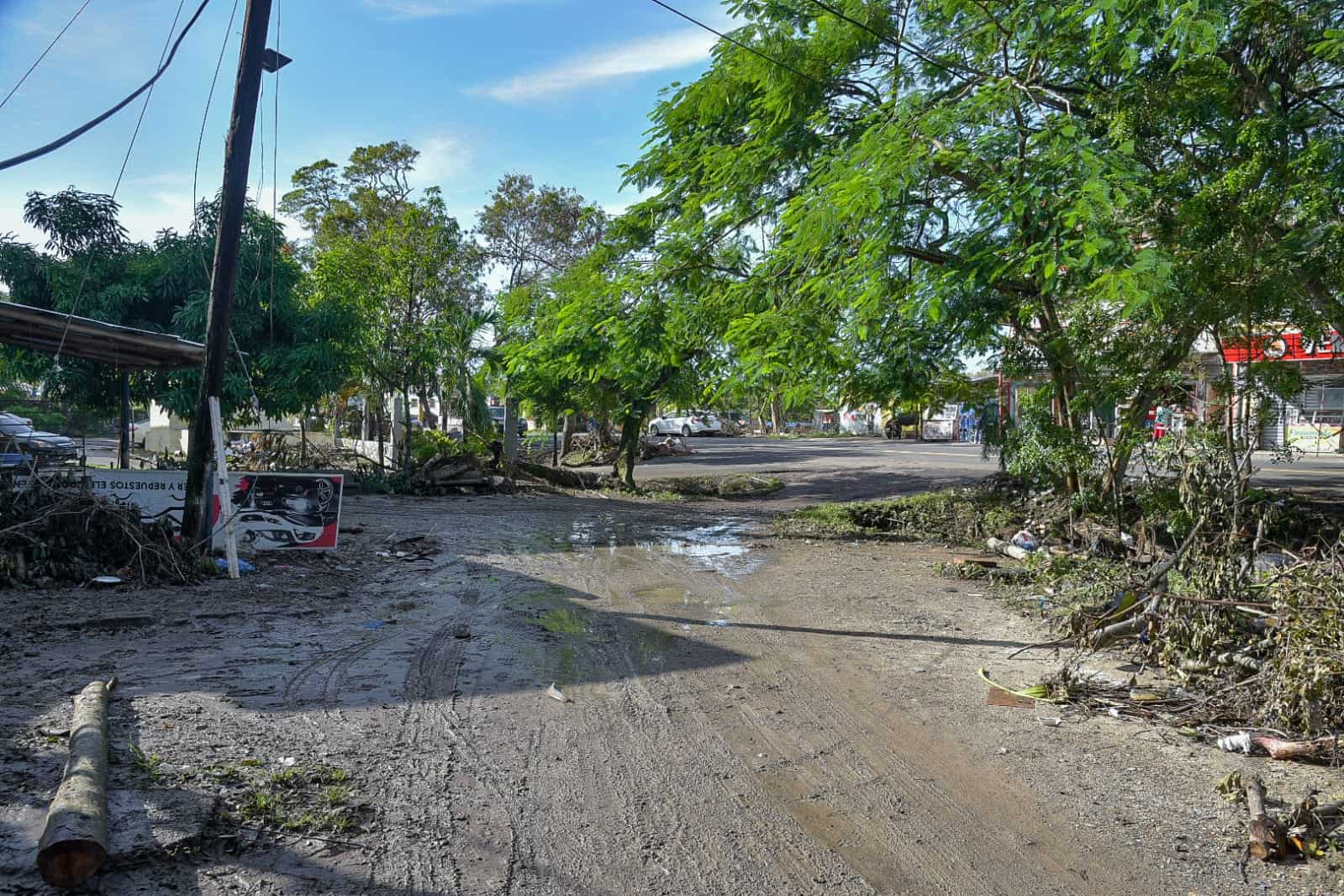 Residentes de los sectores Plata Bella, Barrio Puerto Rico y Los Multis son afectados por el desbordamiento del arroyo Paña por los desechos en el puente 30 de Mayo.