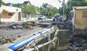 Residentes en Hato Mayor amanecieron sacando lodo de sus casas