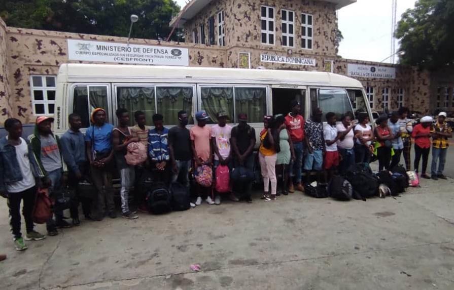 Cesfront detiene 28 haitianos en un autobús en Montecristi