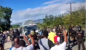 Video | Atacan con piedras y botellas destacamento policial en Los Negros, Azua
