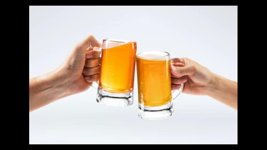 Beber alcohol puede hacer que te fractures los huesos