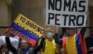 Miles de personas protestan en Colombia contra los cambios de Petro