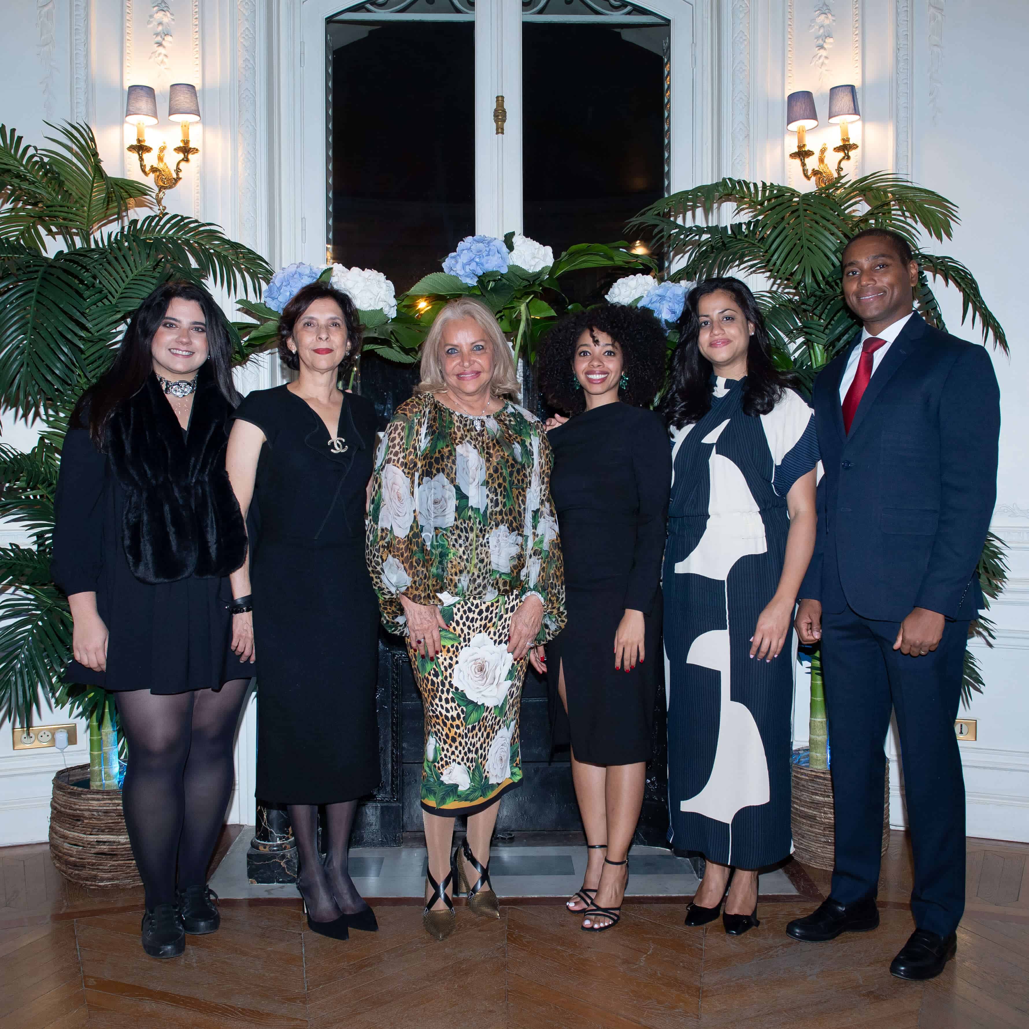 Rosa Hernández de Grullón junto al equipo de colaboradores de la Embajada de la República Dominicana en Francia. 