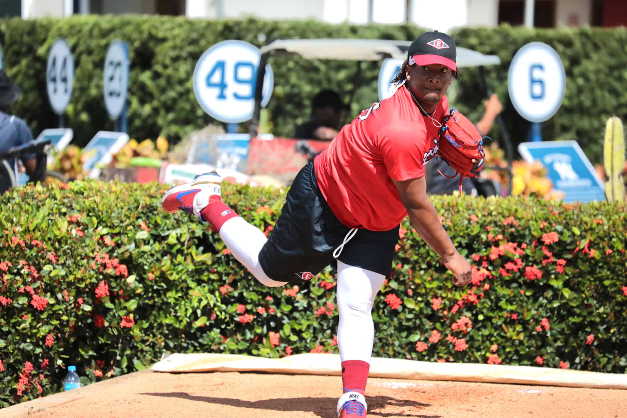 Carlos Reyes durante una sesión de bullpen en Boca Chica.