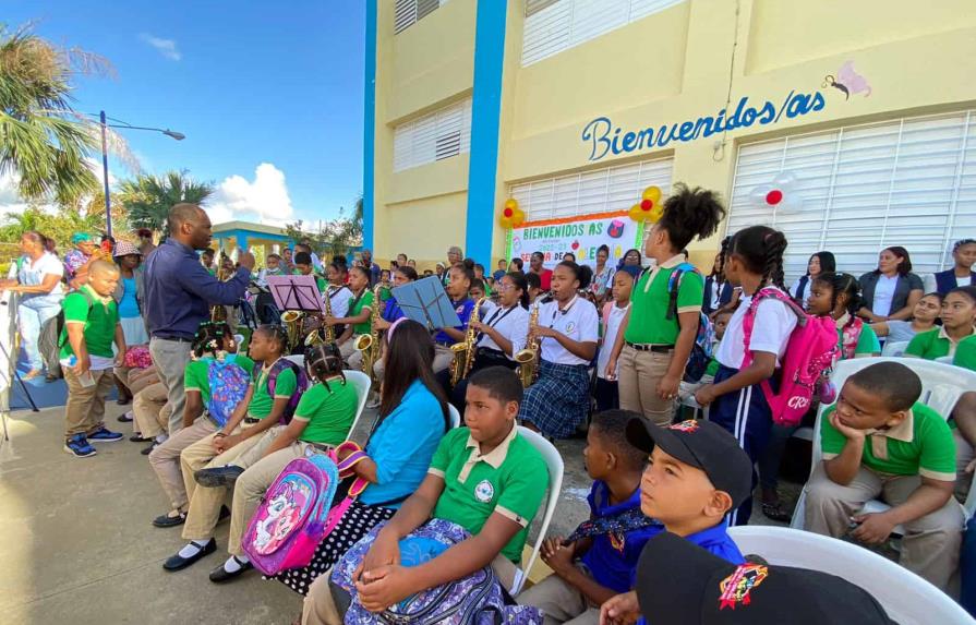 Distrito 12-01 comienza año escolar con más de 70 centros en funcionamiento