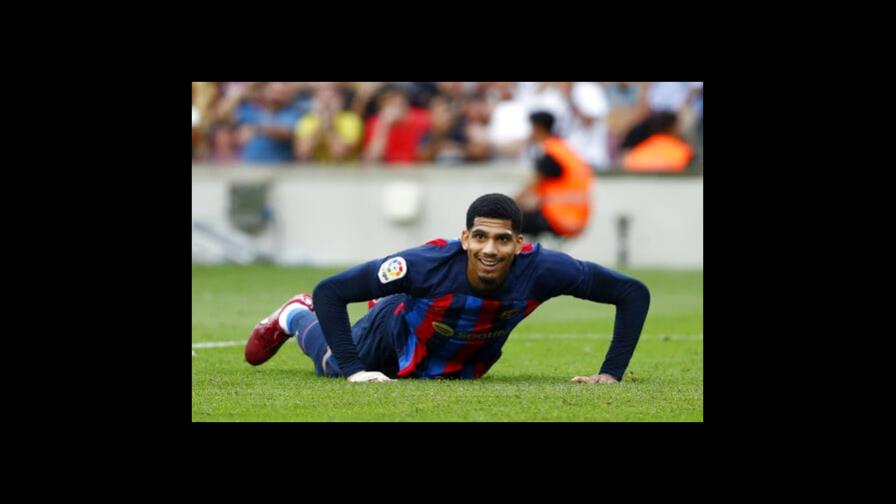 Araujo niega que dé prioridad al Barcelona sobre Uruguay