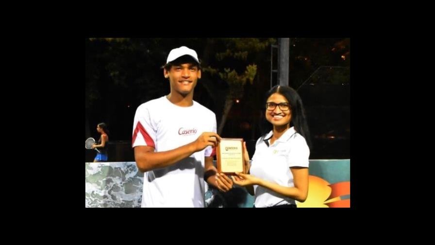 Fedotenis presenta ganadores del torneo nacional juvenil de tenis Fedotenis presenta ganadores del torneo nacional juvenil de tenis