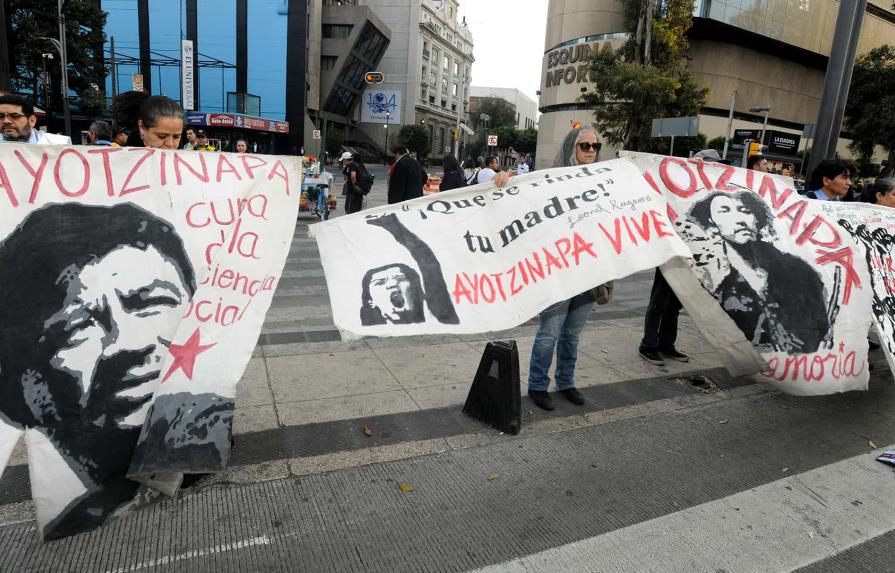 Padres de caso Ayotzinapa gritan no nos van a callar ocho años después