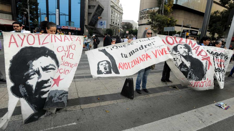 Padres de caso Ayotzinapa gritan no nos van a callar ocho años después