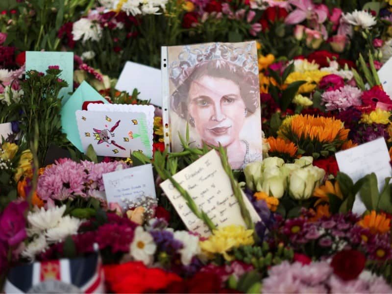 Ofrendas florales a Isabel II se convertirán en compost para los parques de Londres