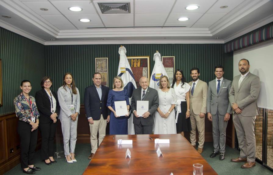 Reid & Compañía firma un acuerdo interinstitucional con la Universidad APEC