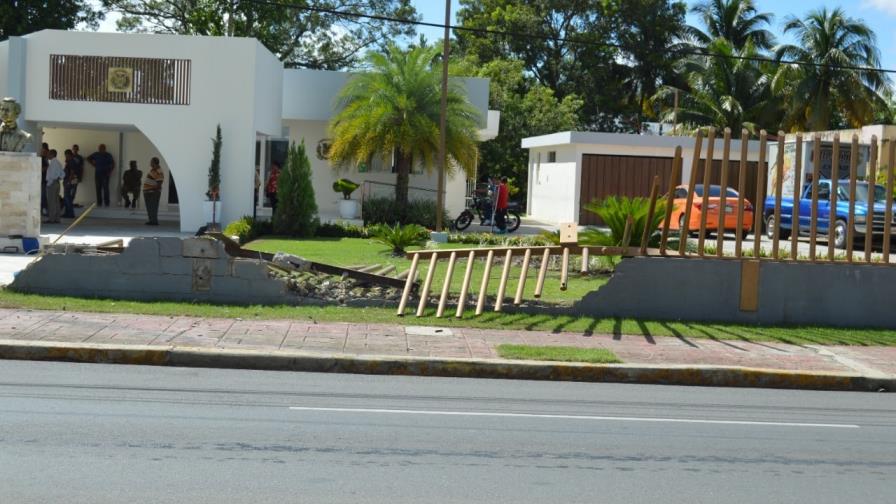 Conductor choca en verja de la oficina senatorial la provincia Duarte