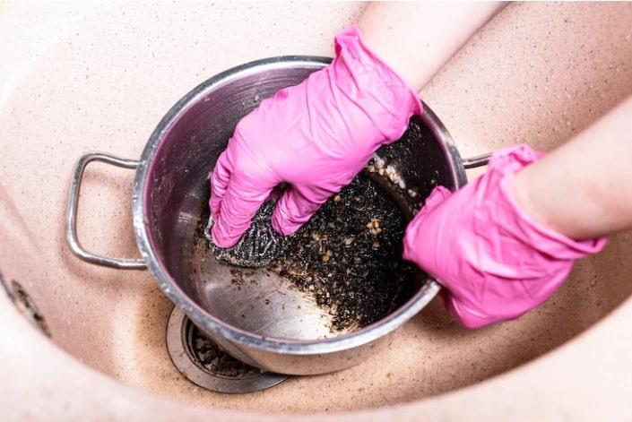 Cómo remover las quemaduras de las ollas