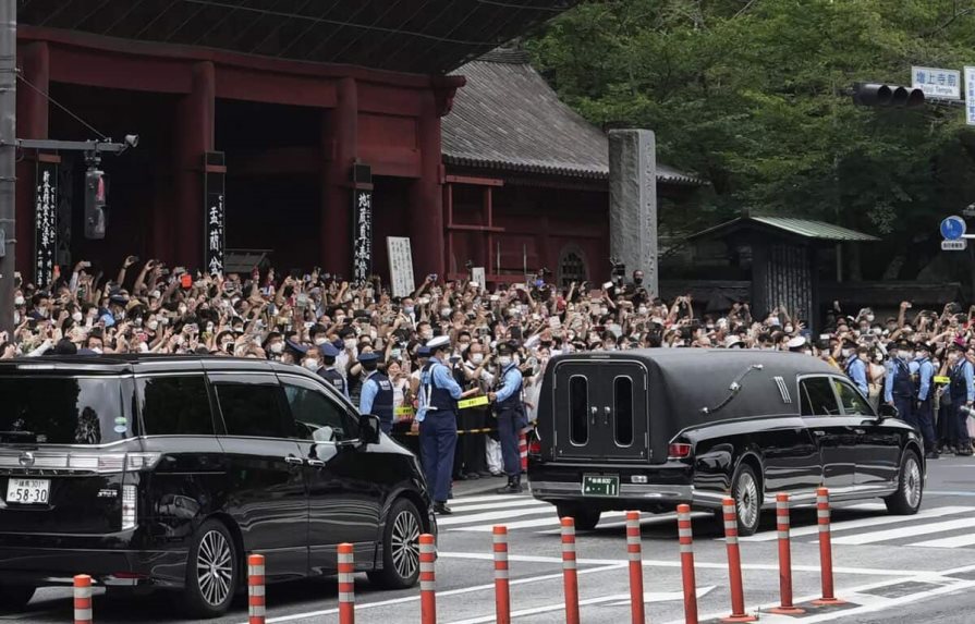 Japón despide a asesinado exlíder Abe con polémico funeral