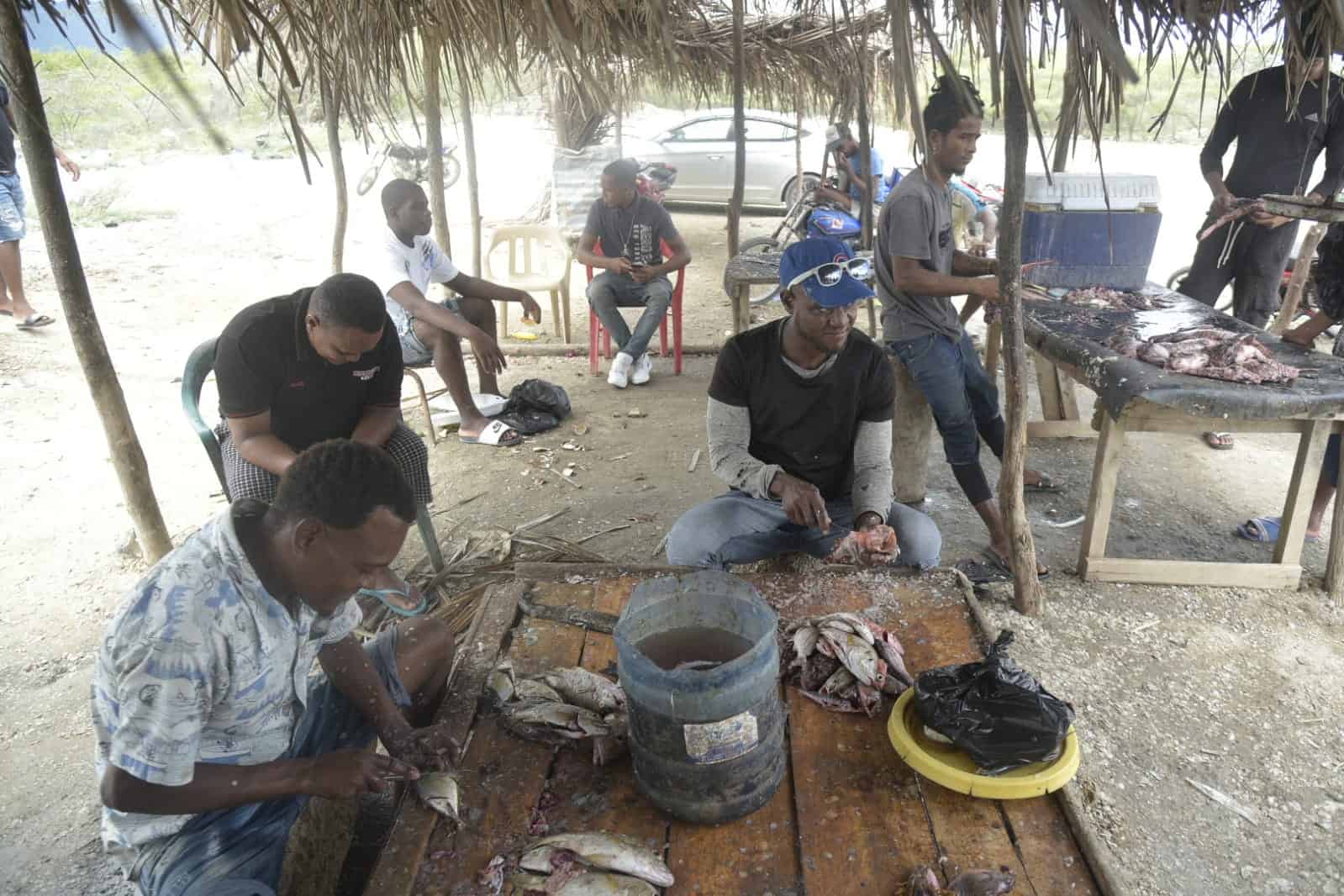 Pescadores y vendedores instalados en las inmediaciones de la playa de la comunidad Los Negros alegan instalación de la barcaza 