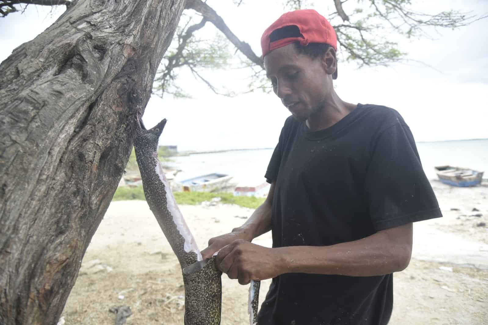Un pescador de la playa de la comunidad Los Negros.