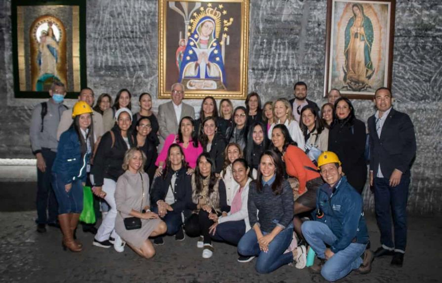 Desvelan pintura de la Virgen de La Altagracia en la catedral de Colombia