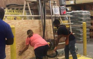 Los dominicanos en Tampa se preparan para el azote del huracán Ian