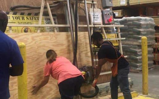 Los dominicanos en Tampa se preparan para el azote del huracán Ian Los dominicanos en Tampa se preparan para el azote del huracán Ian