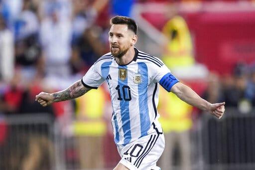 Lionel Messi marca doblete en otra victoria de Argentina