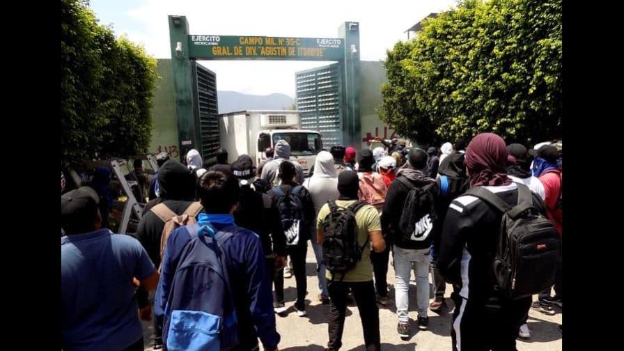 Estudiantes queman autos en protesta por 43 desaparecidos en sur de México