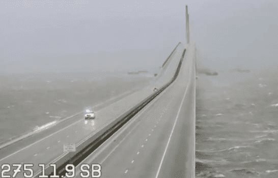 Los fuertes vientos de Ian obligan el cierre del puente de Tampa Bay
