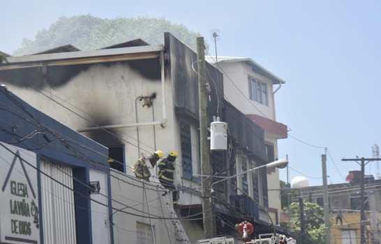 Bomberos ya tienen controlado incendio en almacén del sector San Carlos