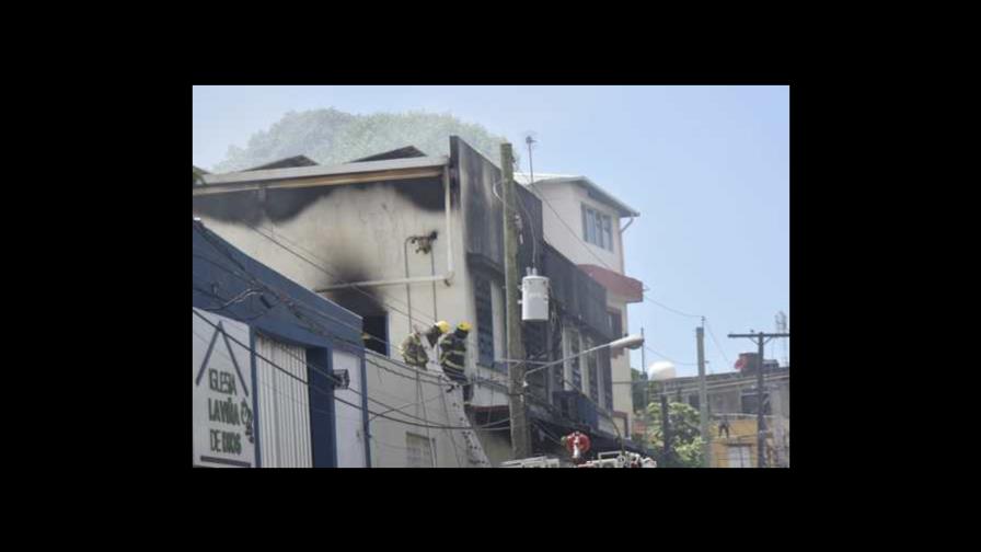 Bomberos ya tienen controlado incendio en almacén del sector San Carlos Bomberos ya tienen controlado incendio en almacén del sector San Carlos