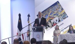 Abinader promete una sorpresa a los municipios