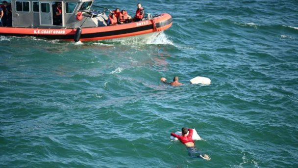 Rescatan 3 cubanos tras naufragio en EE.UU. mientras buscan desaparecidos