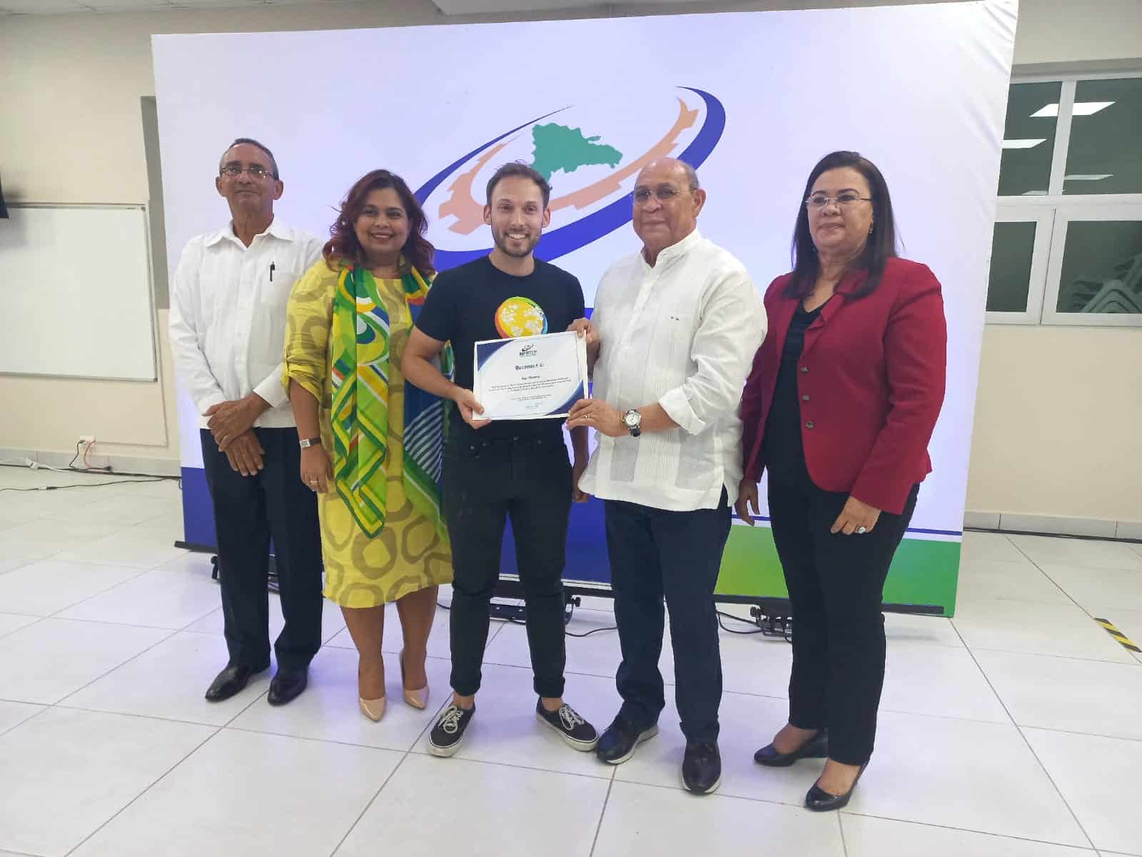  Infotep reconoce chefs internacionales que cocinaron para damnificados del huracán Fiona.