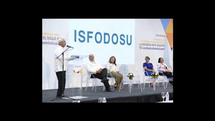 Ministro de Educación aboga por revisar y actualizar la formación de los docentes