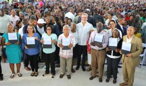 Gobierno entrega 1,727 títulos de propiedad en Los Guaricanos, SDN