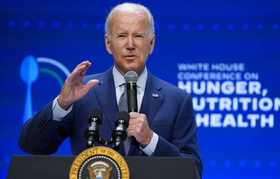 Biden se confunde al buscar en un acto a una congresista republicana muerta